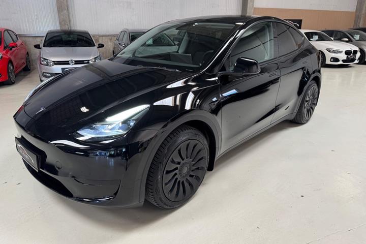 undefined Tesla Model Y fra 2024 set udefra