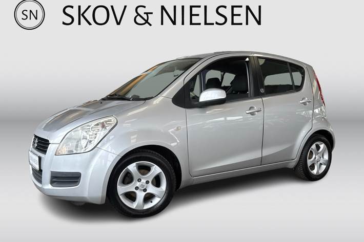 Sølv Suzuki Splash fra 2012 set udefra