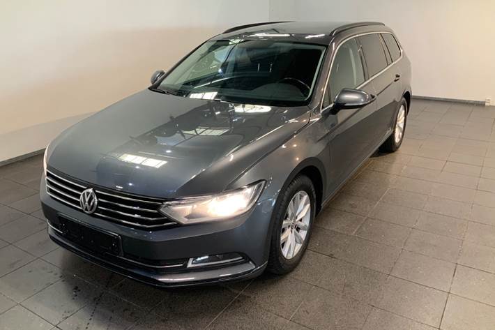 Grå VW Passat fra 2017 set udefra
