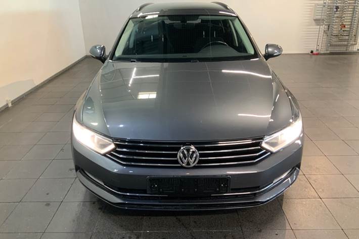 Grå VW Passat fra 2017