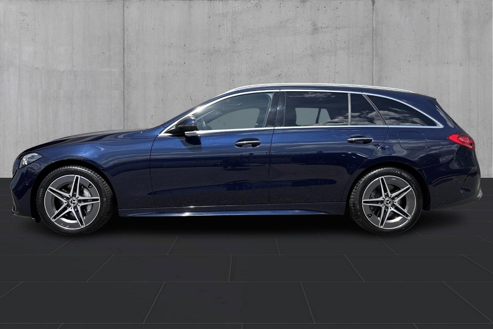 Blå Mercedes C300 e fra 2022