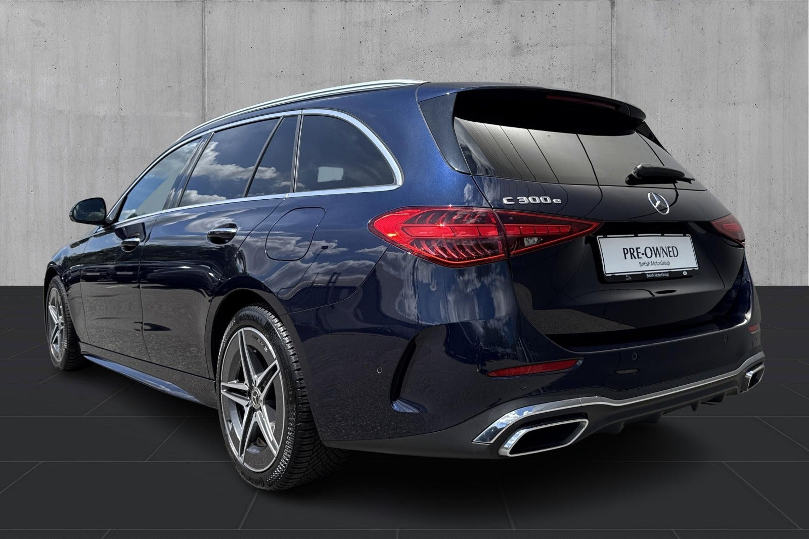 Blå Mercedes C300 e fra 2022