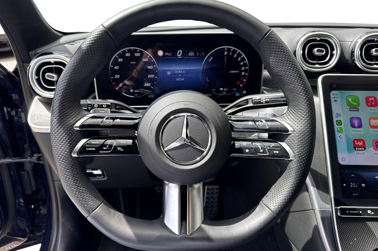 Blå Mercedes C300 e fra 2022