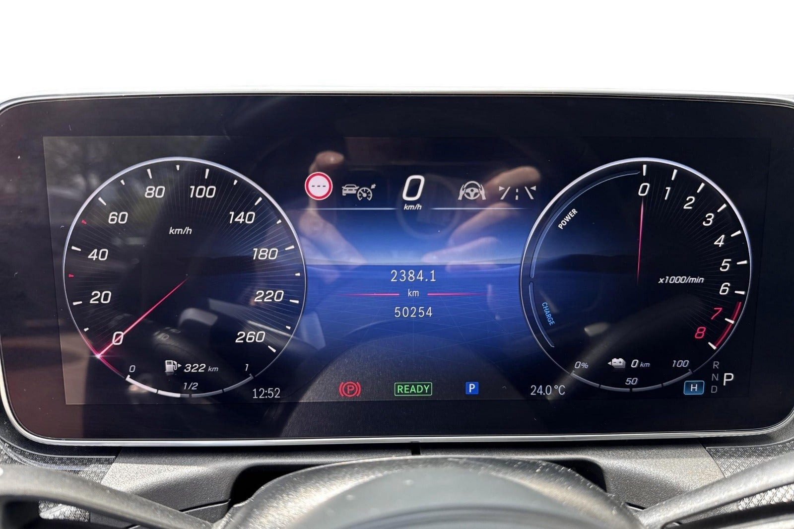 Blå Mercedes C300 e fra 2022
