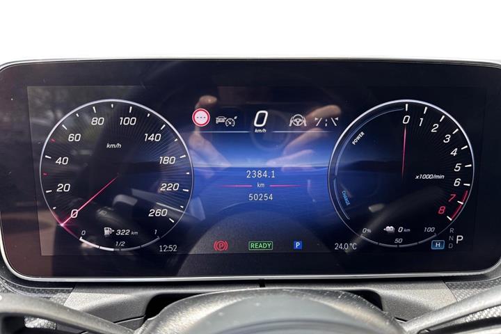 Blå Mercedes C300 e fra 2022