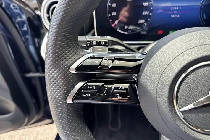 Blå Mercedes C300 e fra 2022
