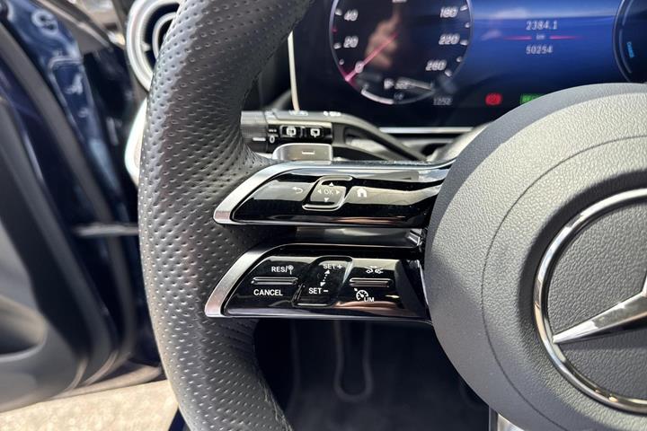 Blå Mercedes C300 e fra 2022