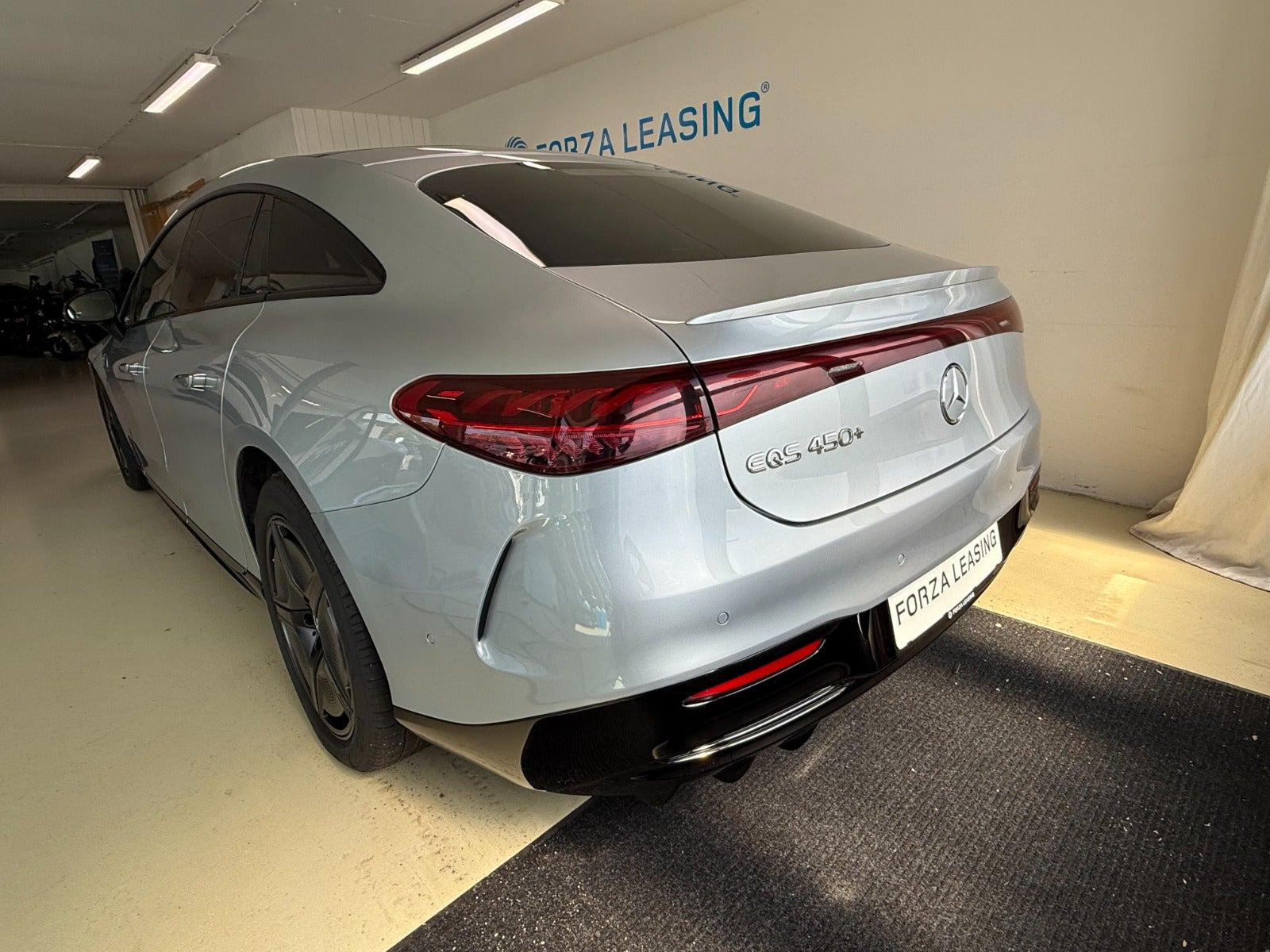 Sølv Mercedes EQS450+ fra 2022