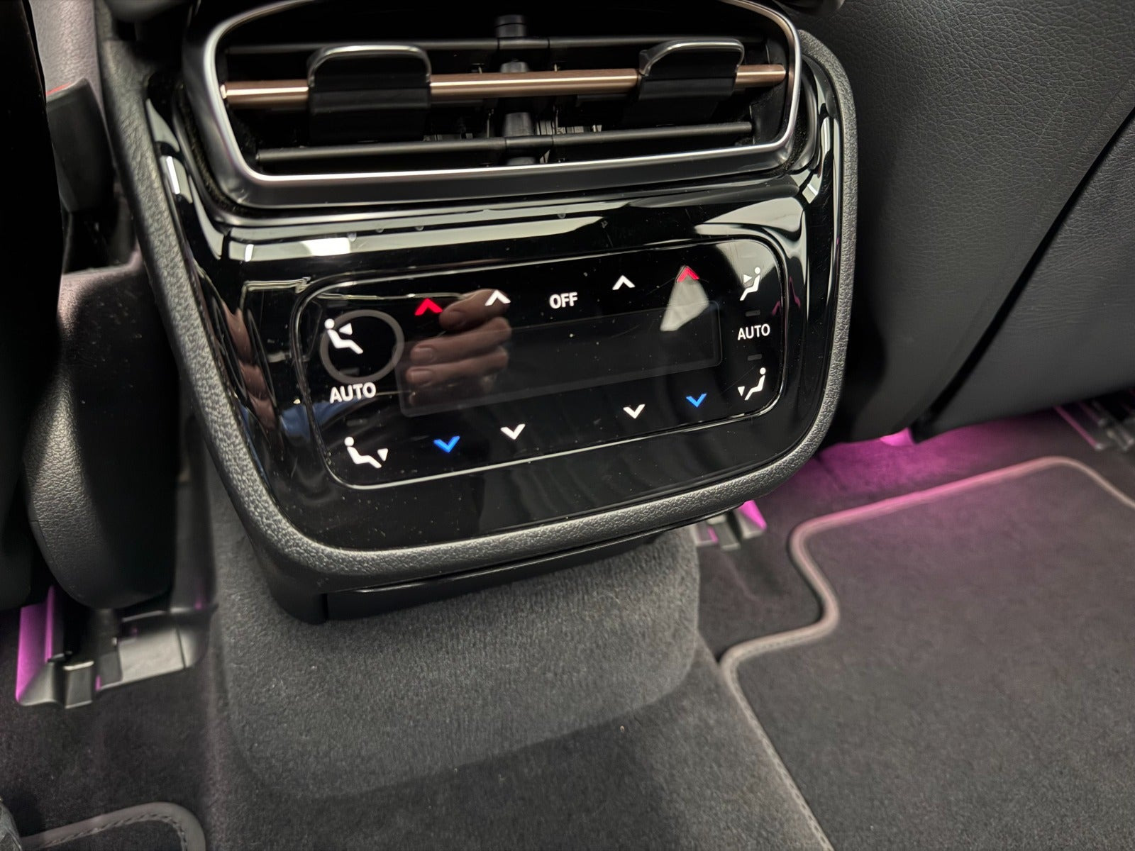 Sølv Mercedes EQS450+ fra 2022