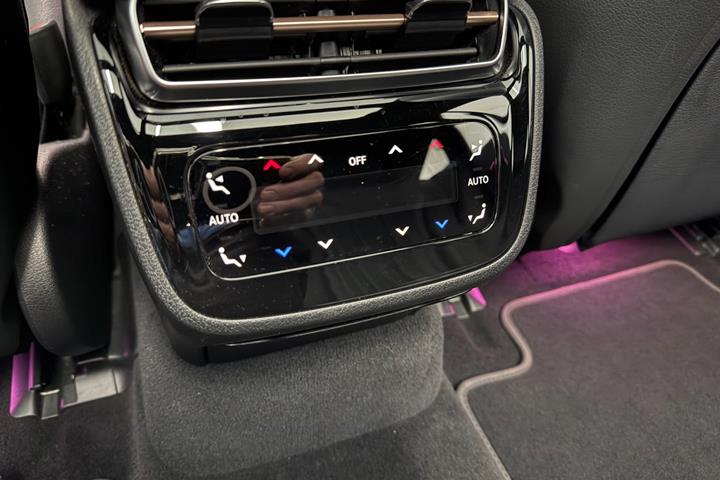 Sølv Mercedes EQS450+ fra 2022