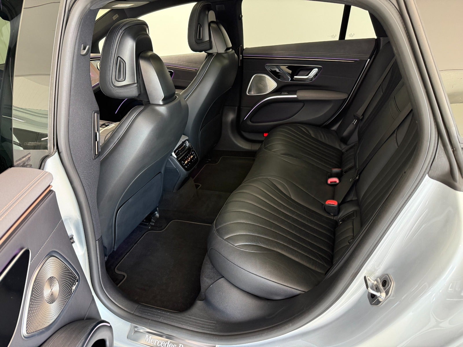 Sølv Mercedes EQS450+ fra 2022