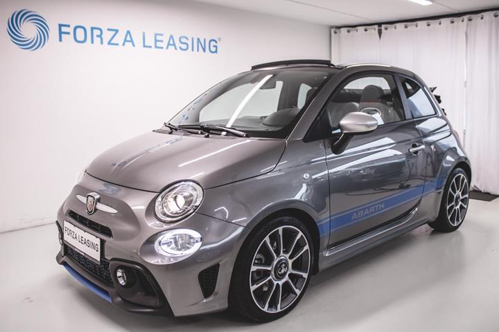 Grå Abarth 595C fra 2022 set udefra