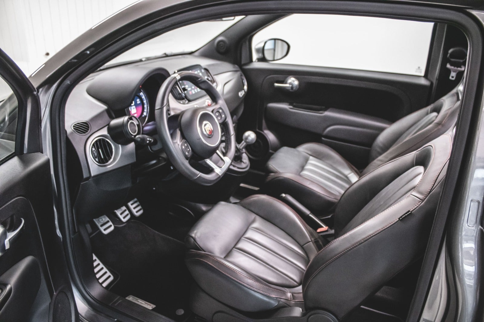 Grå Abarth 595C fra 2022