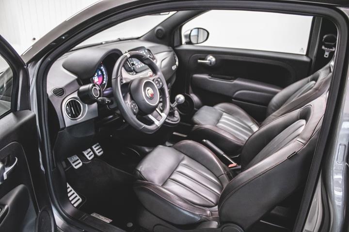 Grå Abarth 595C fra 2022