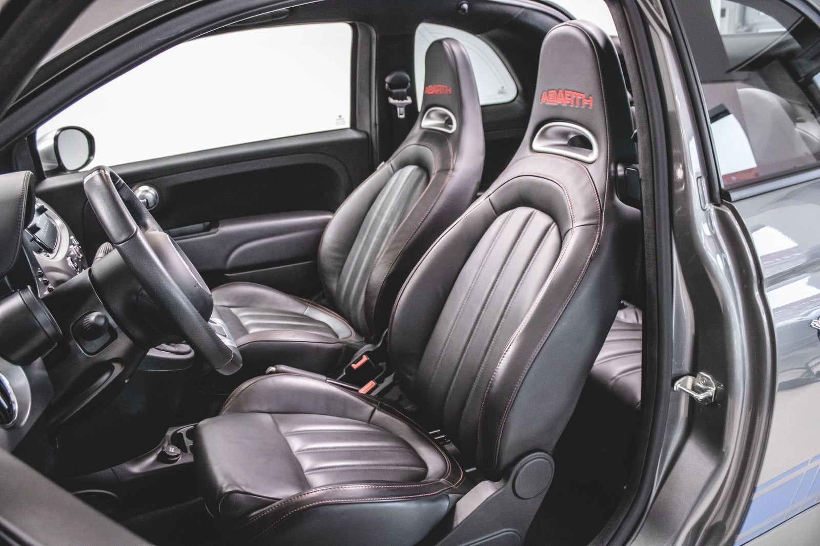 Grå Abarth 595C fra 2022
