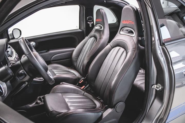 Grå Abarth 595C fra 2022