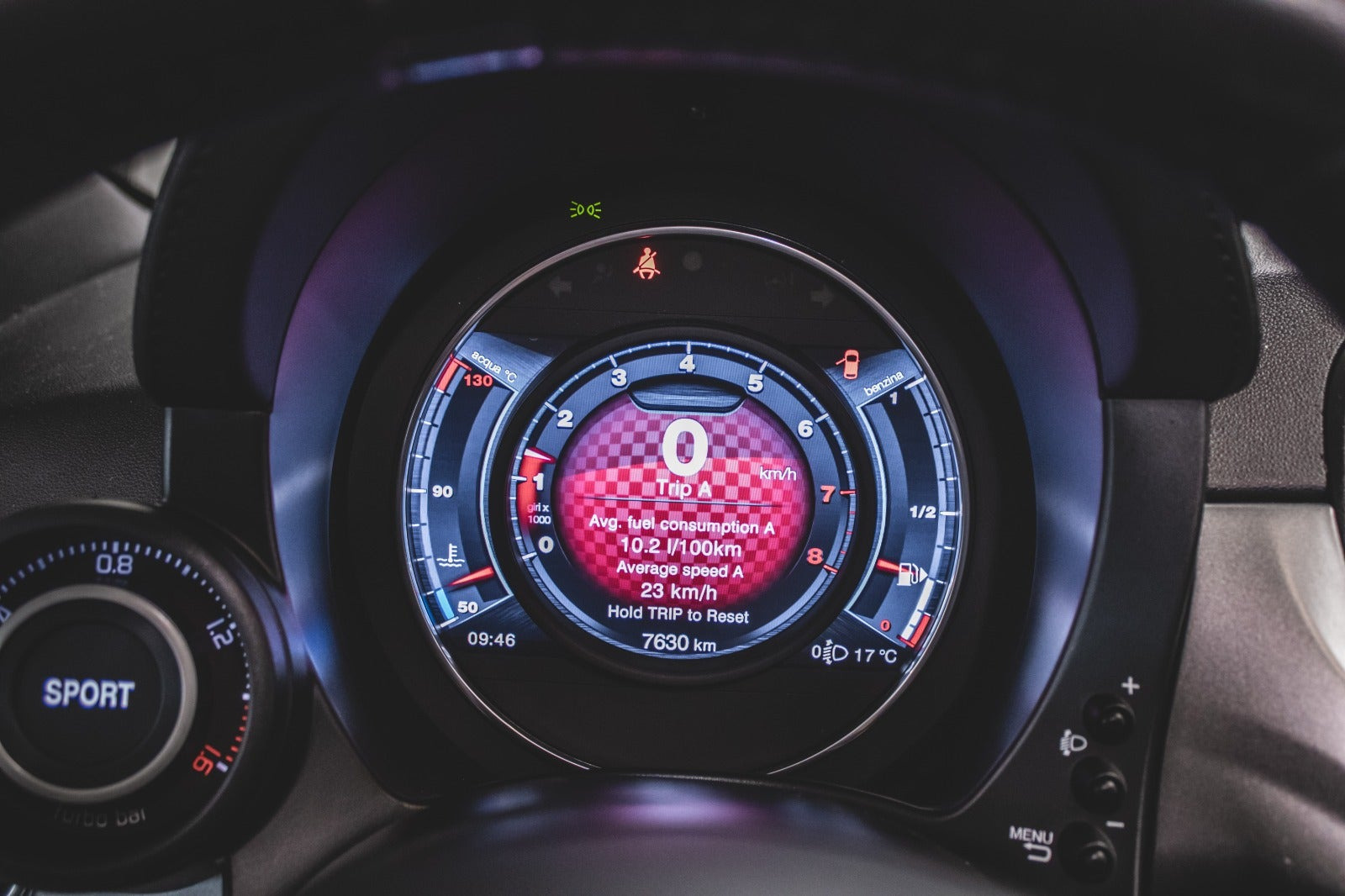 Grå Abarth 595C fra 2022