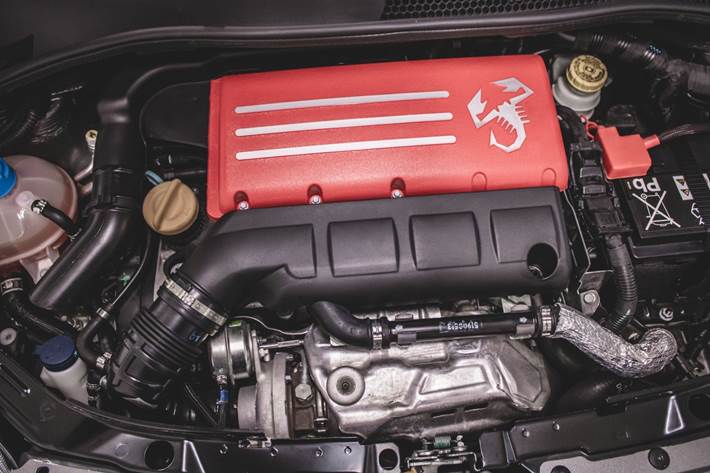 Grå Abarth 595C fra 2022