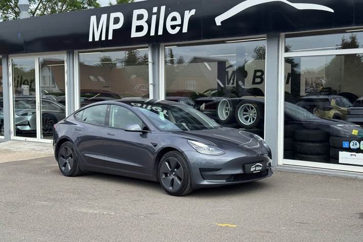 Grå Tesla Model 3 fra 2021