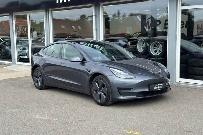 Grå Tesla Model 3 fra 2021