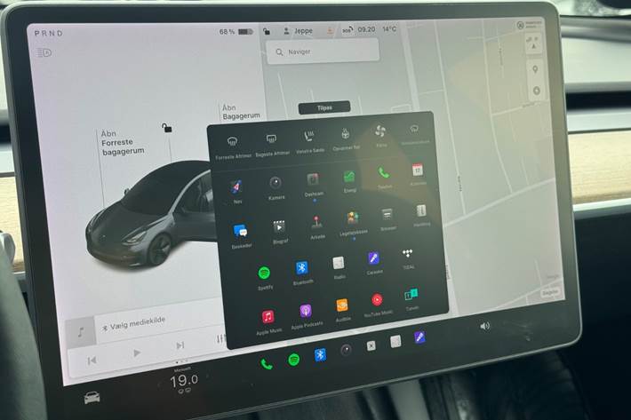 Grå Tesla Model 3 fra 2021