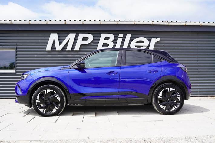 Blå Opel Mokka-e fra 2025