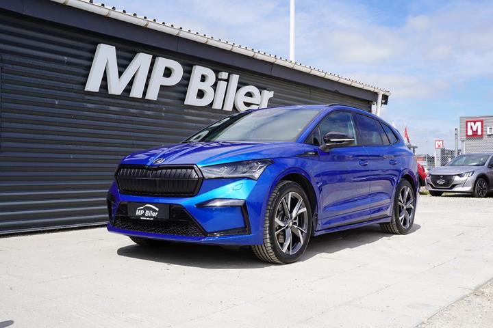 Blå Skoda Enyaq fra 2024 set udefra