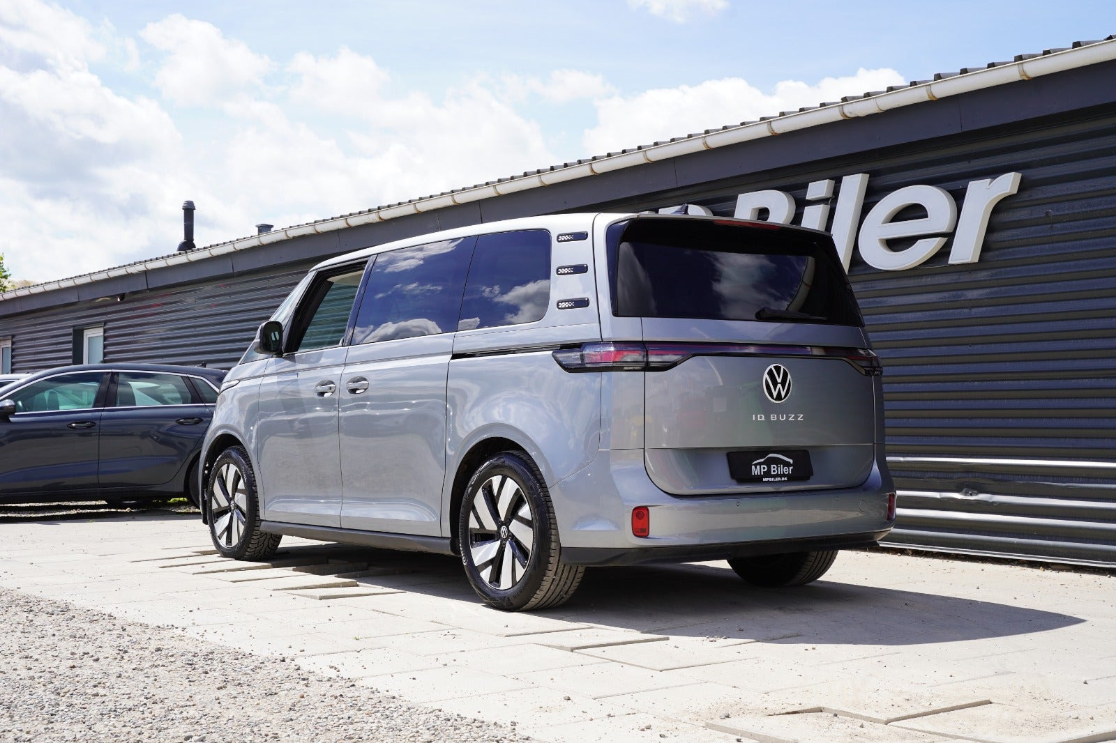 Grå VW ID.Buzz fra 2023