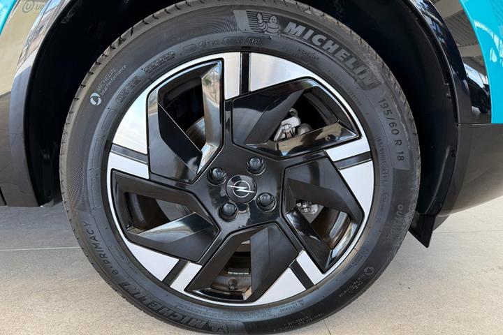 Blå Opel Mokka-e fra 2025