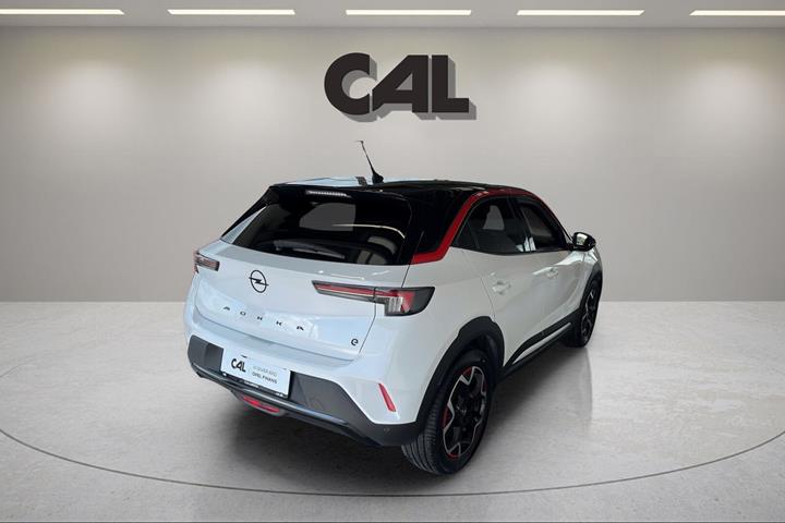 Hvid Opel Mokka-e fra 2022