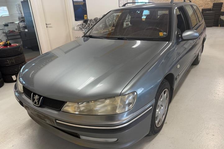 Grå Peugeot 406 fra 2002 set udefra