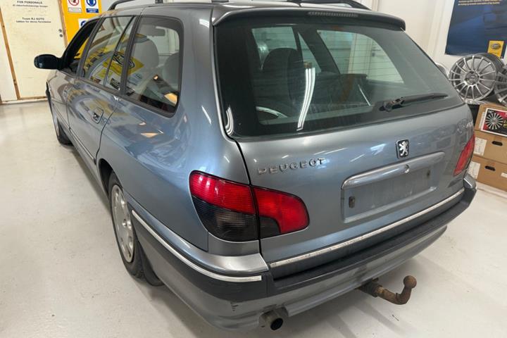 Grå Peugeot 406 fra 2002
