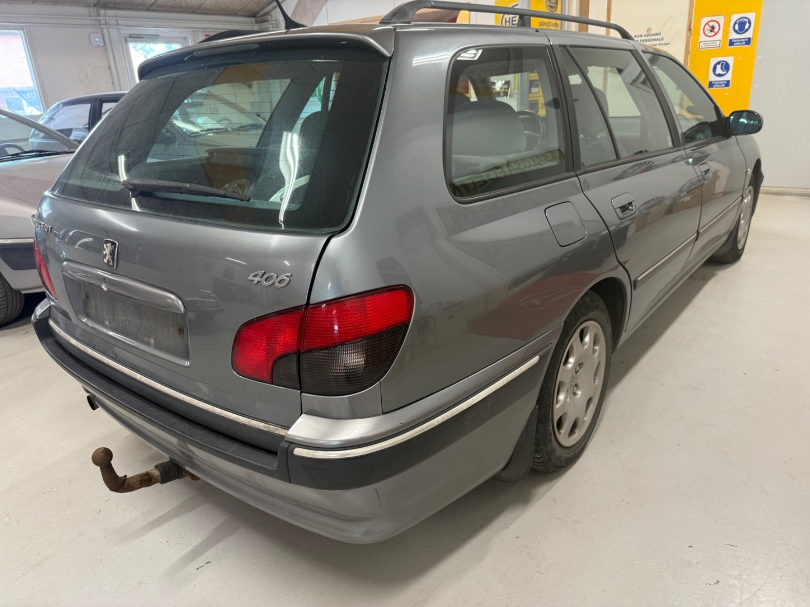 Grå Peugeot 406 fra 2002