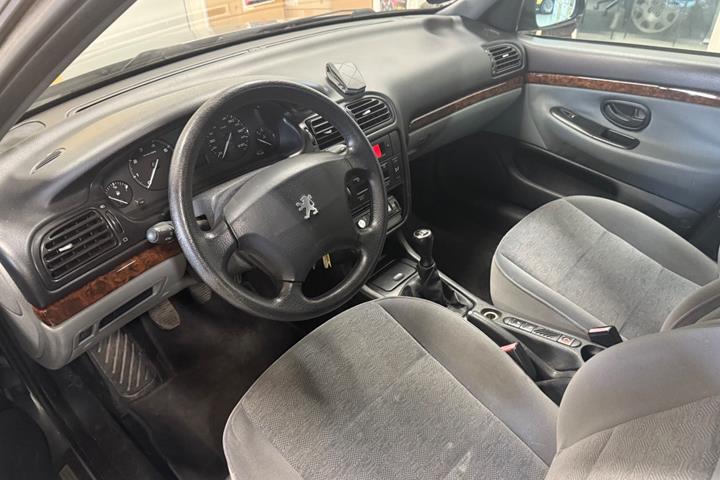 Grå Peugeot 406 fra 2002