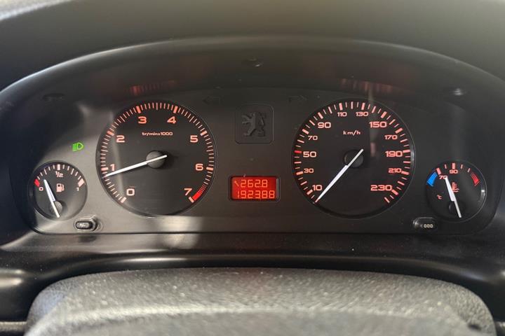 Grå Peugeot 406 fra 2002