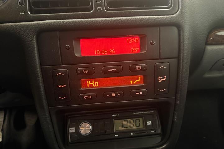 Grå Peugeot 406 fra 2002
