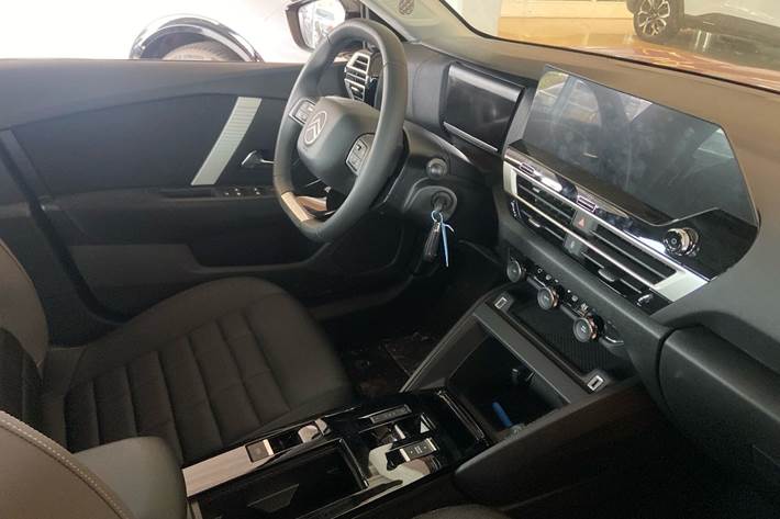 Rød Citroën ë-C4 X fra 2025