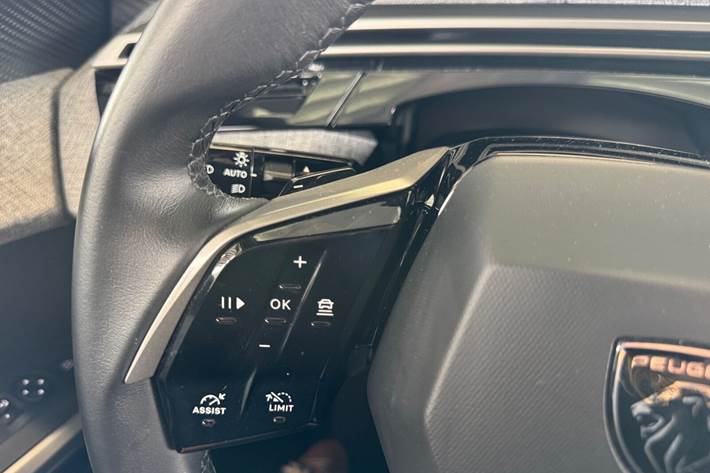 Grå Peugeot e-5008 fra 2025