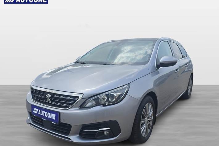 Grå Peugeot 308 fra 2019 set udefra
