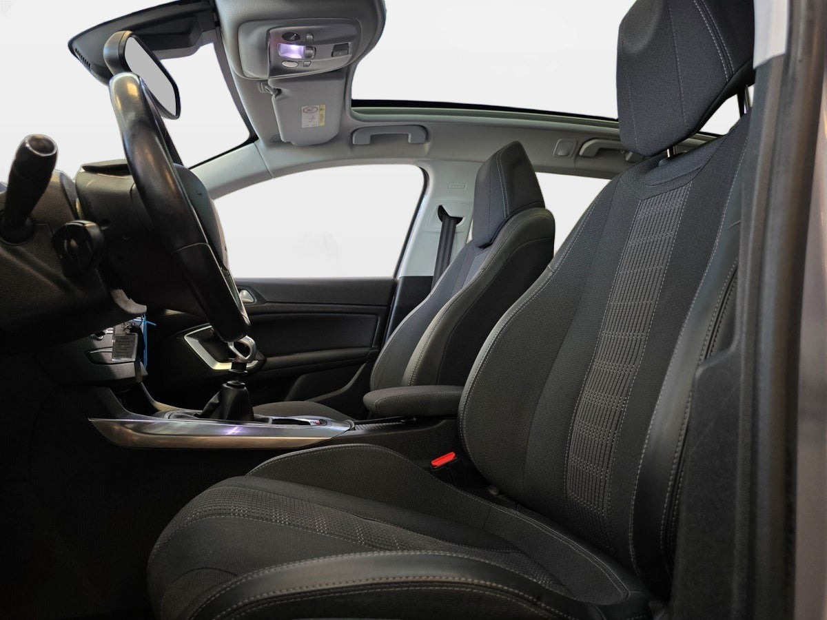 Grå Peugeot 308 fra 2019