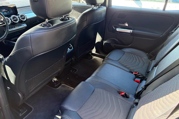 Sort Mercedes EQB250 fra 2023