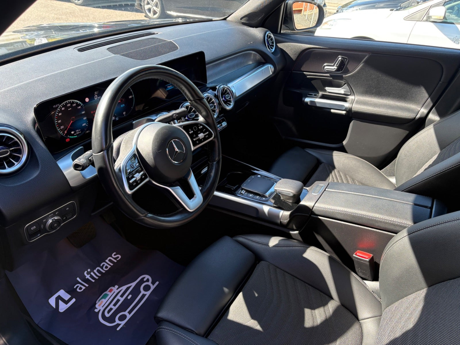 Sort Mercedes EQB250 fra 2023