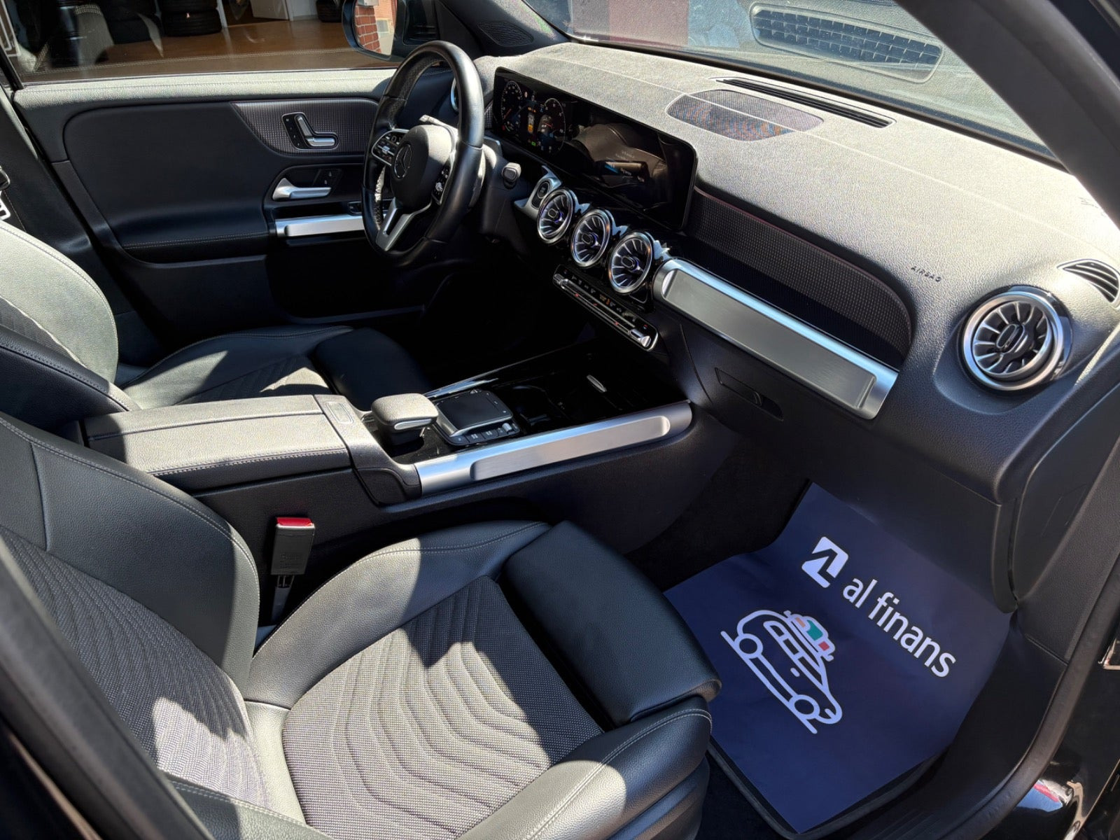 Sort Mercedes EQB250 fra 2023