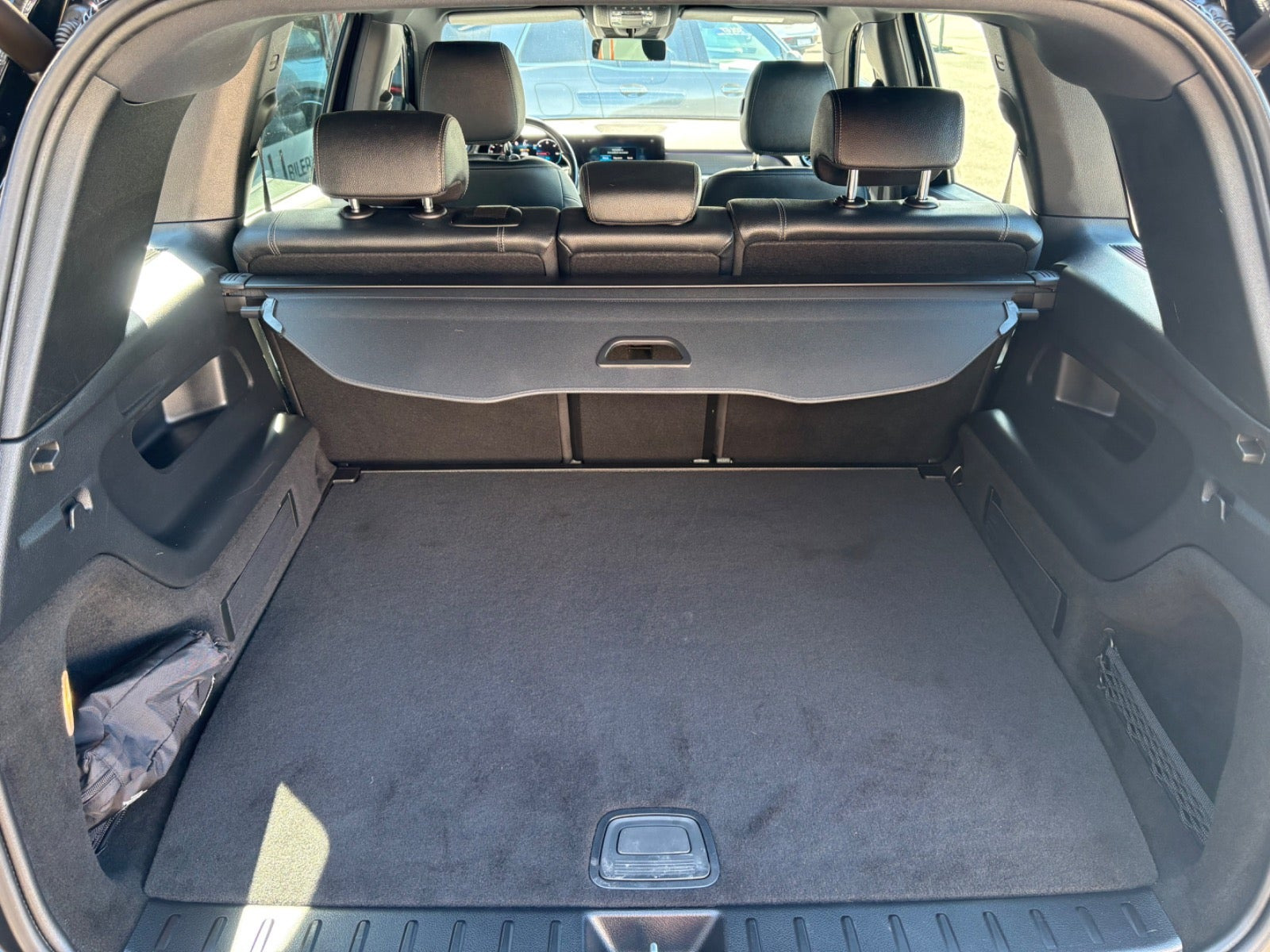 Sort Mercedes EQB250 fra 2023