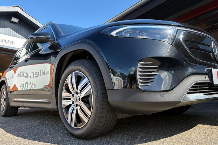 Sort Mercedes EQB250 fra 2023
