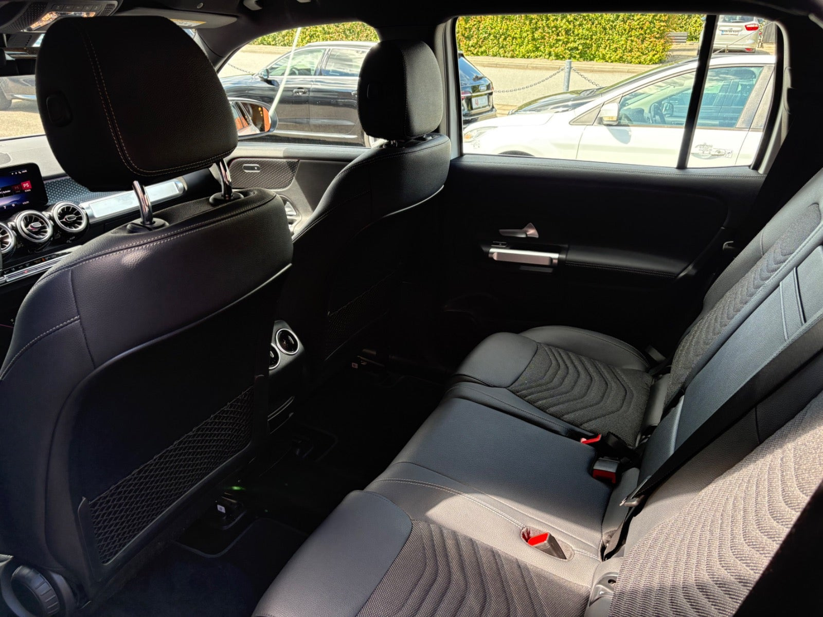 Hvid Mercedes EQB250+ fra 2024