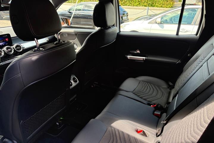 Hvid Mercedes EQB250+ fra 2024