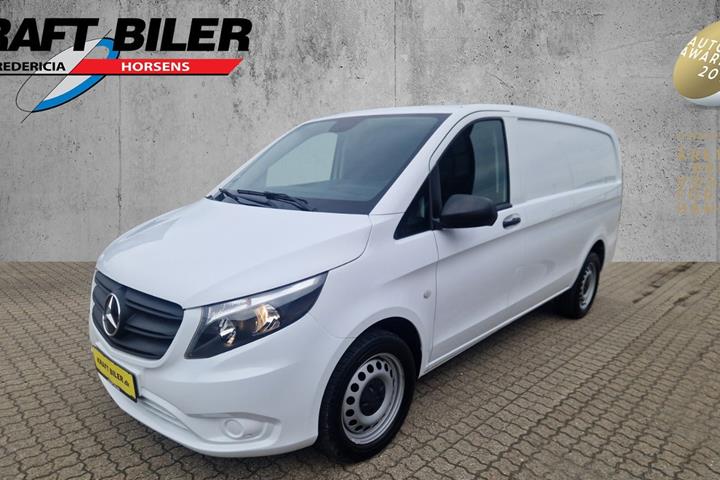Hvid Mercedes Vito 116 fra 2023 set udefra