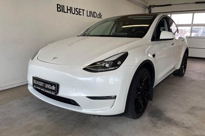 Hvid Tesla Model Y fra 2023
