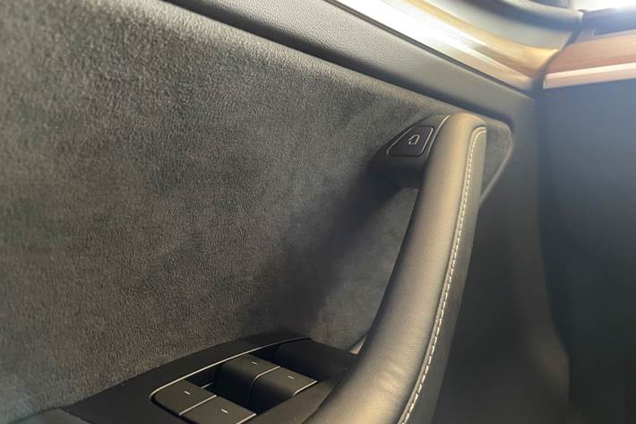 Hvid Tesla Model Y fra 2023
